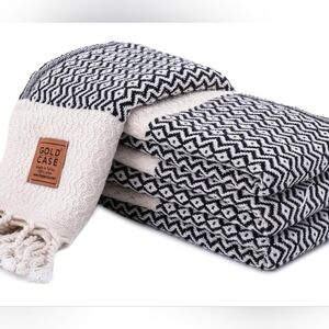 Set of 2 Towels by Gold Case